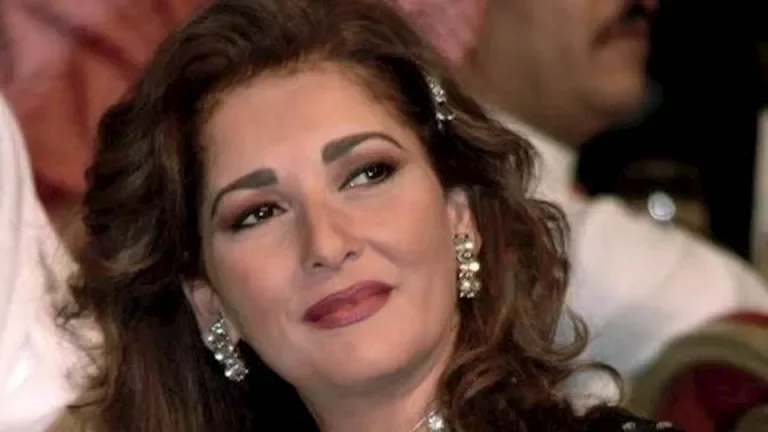 آثار الحكيم تؤكد عدم تفكيرها في ارتداء الحجاب وتعبّر عن ثقتها برحمة الله وفضله