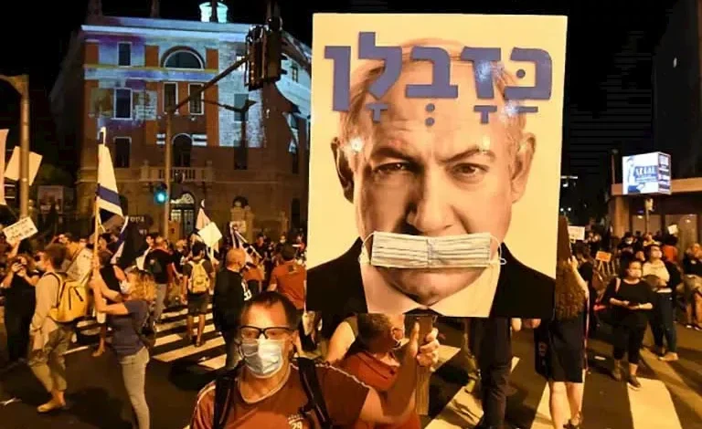 آلاف الإسرائيليين يتظاهرون مطالبين برحيل حكومة نتنياهو إثر فشلها السياسي