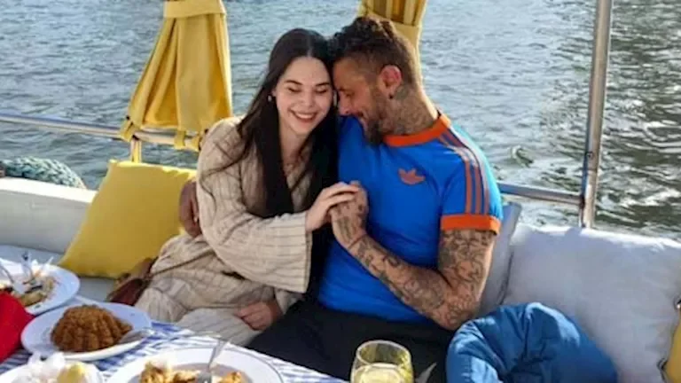 أحمد الفيشاوي يعبّر عن احترامه لكاميلا فيونا بتقبيل يدها على ضفاف النيل