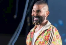 أحمد سعد يوضح سبب تركيب توكة في ذقنه: "لم أرتكب شيئاً غير جائز"