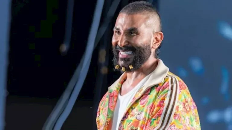 أحمد سعد يوضح سبب تركيب توكة في ذقنه: "لم أرتكب شيئاً غير جائز" 1 أحمد سعد يوضح سبب تركيب توكة في ذقنه: "لم أرتكب شيئاً غير جائز"