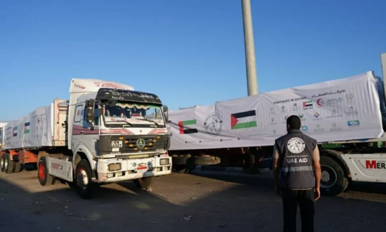 إرسال 64 شاحنة مساعدات إماراتية جديدة إلى غزة 1 إرسال 64 شاحنة مساعدات إماراتية جديدة إلى غزة