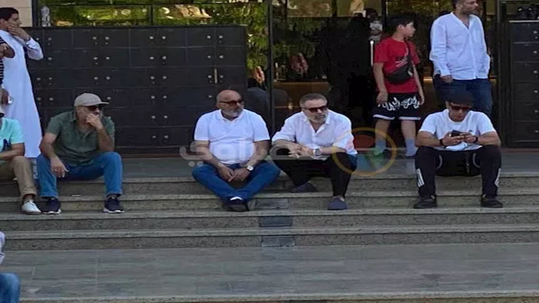 إسماعيل فرغلي وصبحي خليل يحضران جنازة محمد مرزبان بالملابس البيضاء