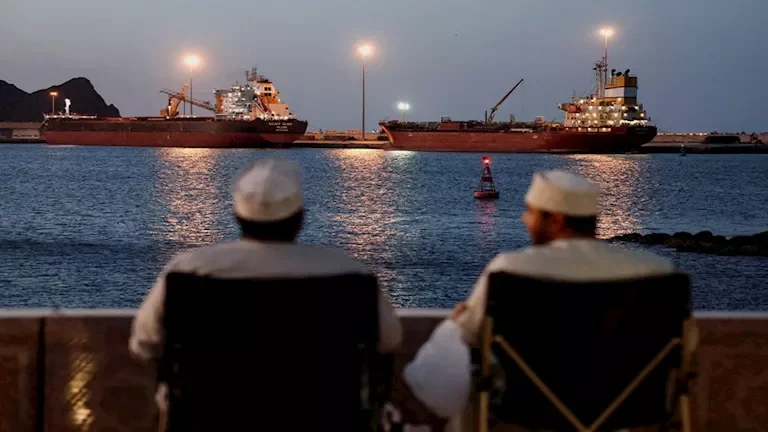 إيران تبدأ رفع الحصار الأمريكي عن موانئها