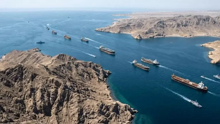 إيران تعلن عن إغلاق مضيق هرمز مجدداً بعد اتهامات لواشنطن بنقض الاتفاق