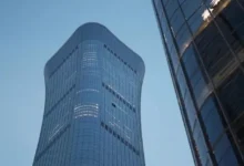 اصطدام طائرة بأطول مبنى في بكين