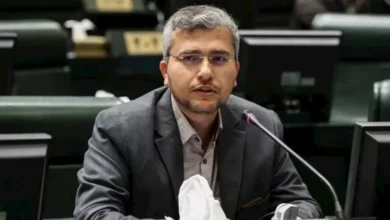 البرلمان الإيراني يعتبر إسقاط المروحية الأمريكية في هرمز إنجازاً يستحق التكريم