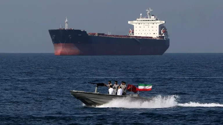 الحرس الثوري: عدم التنسيق مع إيران لعبور مضيق هرمز غير مقبول