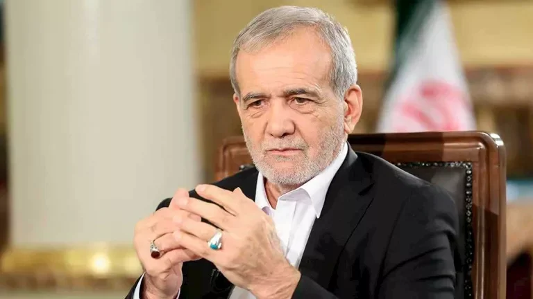 الرئيس الإيراني يؤكد استمرار التزام بلاده بالمفاوضات