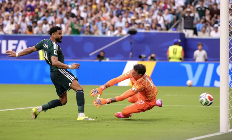 العمري يحقق إنجازاً تاريخياً كأول مدافع سعودي يسجل هدفاً في المونديال