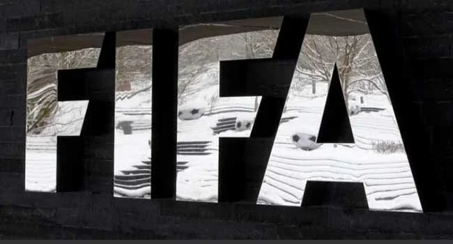الفيفا يعلن تعديل قواعد الانتقالات: تغييرات جذرية في عقود اللاعبين