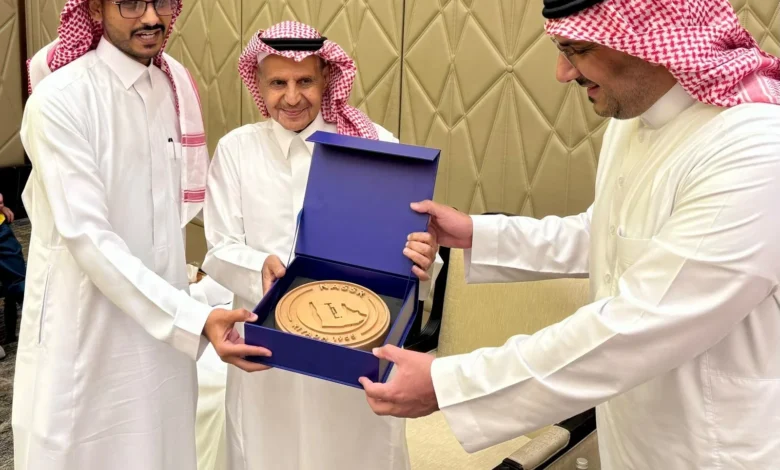 النصر يحتفي بالمشيقح بدرع وهدية في ليلة احتفالية مميزة 1 النصر يحتفي بالمشيقح بدرع وهدية في ليلة احتفالية مميزة
