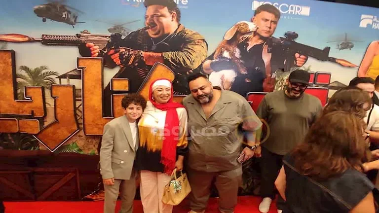 انتصار بالحجاب ورانيا يوسف بفستان مميز في العرض الخاص لفيلم "صقر وكناريا"