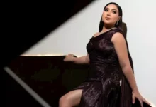 بوسي تتألق بفستان طويل وجريء في 15 صورة مبهرة