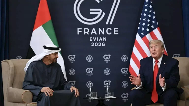 ترامب يمازح الرئيس الإماراتي خلال قمة في فرنسا