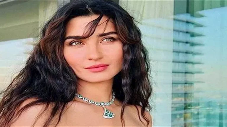 توبا بويوكستون تستمتع بأجواء العطلة الصيفية على شاطئ البحر 1 توبا بويوكستون تستمتع بأجواء العطلة الصيفية على شاطئ البحر