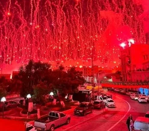 جماهير مولودية الجزائر تزين سماء العاصمة باللون الأحمر احتفالاً باللقب العاشر