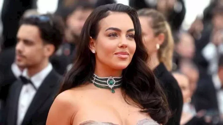 جورجينا تأسر الأنظار بإطلالات جريئة في فرنسا وميامي عبر 20 صورة مميزة