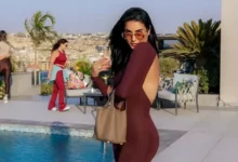 جوري بكر تتألق بإطلالة رياضية مميزة قرب حمام السباحة