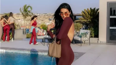 جوري بكر تتألق بإطلالة رياضية مميزة قرب حمام السباحة