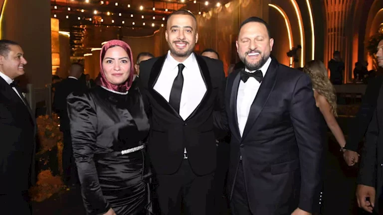 زوجة الفنان عصام السقا تظهر لأول مرة بالحجاب - صورة