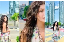 سارة بركة تتألق بإطلالة جريئة في شوارع ماليزيا