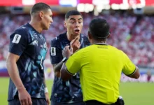 "ست بطاقات حمراء تعكس معاناة الفرق"