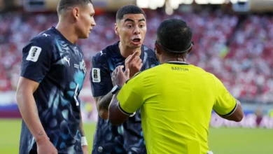 "ست بطاقات حمراء تعكس معاناة الفرق"