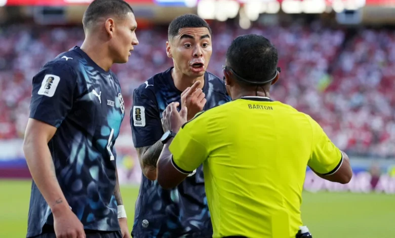 "ست بطاقات حمراء تعكس معاناة الفرق"