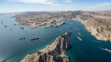 سفن تطلب تصاريح من طهران لعبور مضيق هرمز