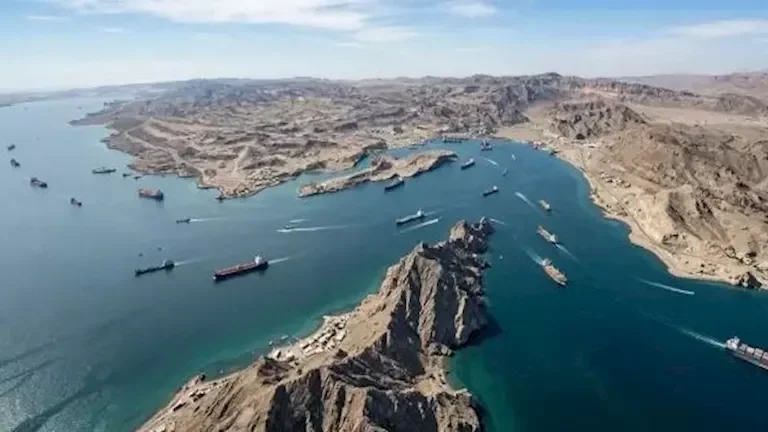سفن تطلب تصاريح من طهران لعبور مضيق هرمز