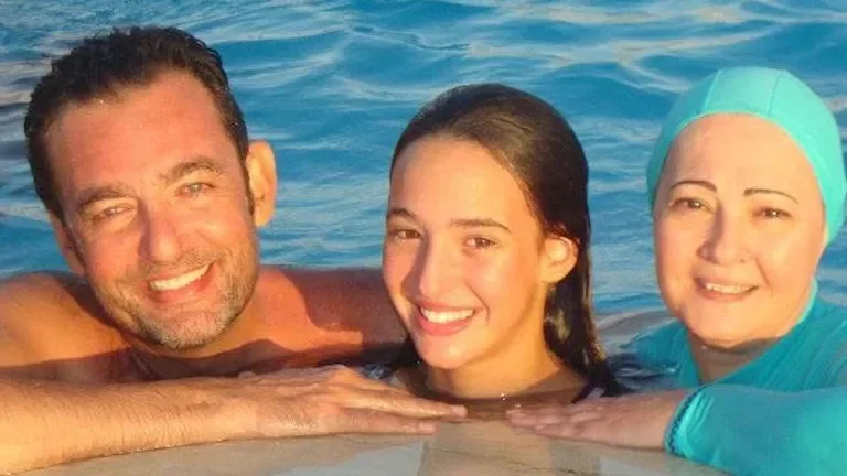 صديقة زوجة محمد مرزبان توضح تفاصيل "الوصية البيضاء" خلال مراسم الجنازة