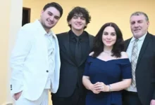 صور مميزة لسلاف فواخرجي وزوجها في حفل تخرج ابنهما من الجامعة