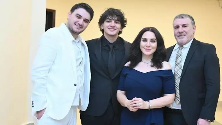 صور مميزة لسلاف فواخرجي وزوجها في حفل تخرج ابنهما من الجامعة