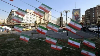 طهران تحول مواقف السيارات إلى ملاجئ للسكان