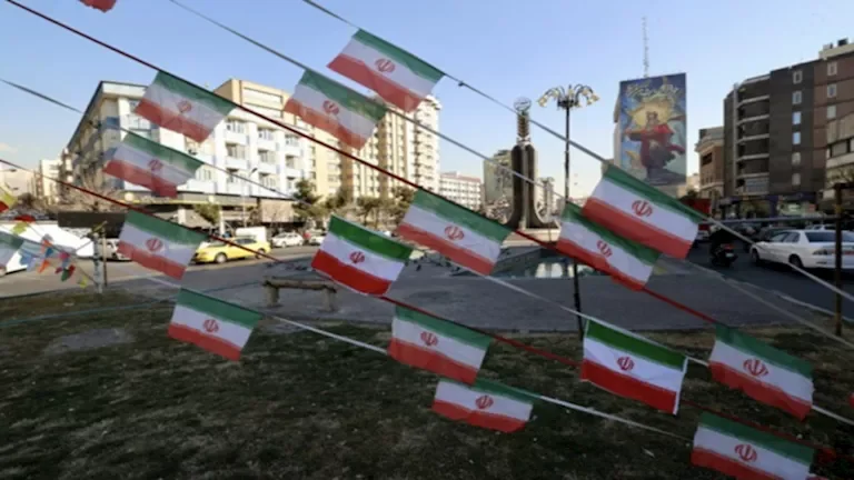 طهران تحول مواقف السيارات إلى ملاجئ للسكان