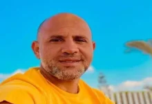 عزيز الشافعي يحتفل بتصدر أغنيتي "تباعا" و"بحرية" قائمة الاستماع الأكثر شعبية