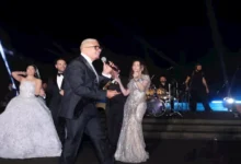 عمرو دياب يستقبل باسم سمرة في حفل زفاف ابنة شقيق عماد زيادة بقبلة في الهواء