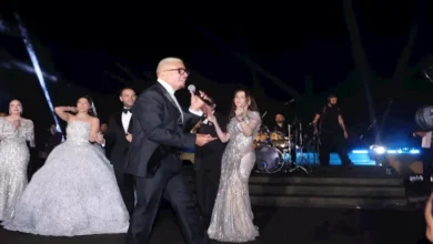 عمرو دياب يستقبل باسم سمرة في حفل زفاف ابنة شقيق عماد زيادة بقبلة في الهواء