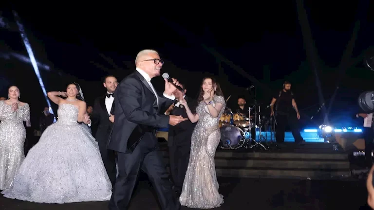 عمرو دياب يستقبل باسم سمرة في حفل زفاف ابنة شقيق عماد زيادة بقبلة في الهواء