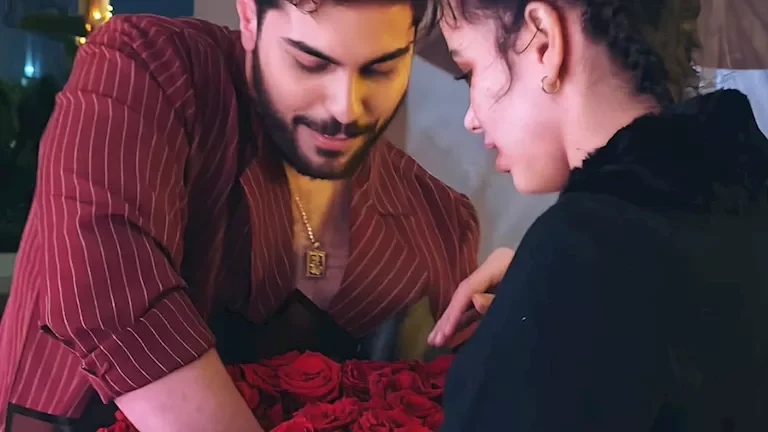 في أجواء رومانسية، صديق نور يهديها باقة ورد وردها: "أحبك جداً"