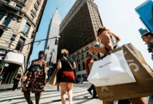 مبيعات التجزئة الأمريكية تسجل أداءً أفضل من المتوقع في مايو 2026