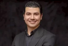 محمد أنور يشارك ابنته أداء أغنية على مسرح المدرسة