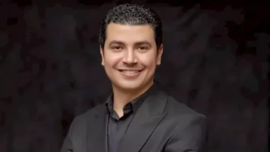 محمد أنور يشارك ابنته أداء أغنية على مسرح المدرسة