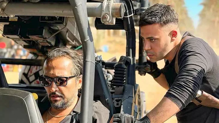 محمد عادل إمام يثني على المخرج حسين المنباوي عقب تجربتهما في "صقر وكناريا"