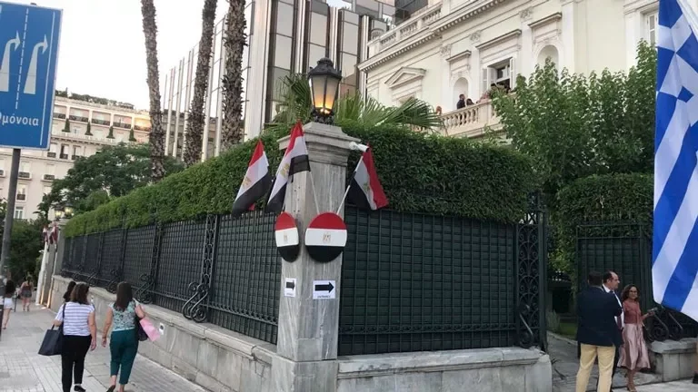 مصر تتابع أوضاع مواطنيها بعد تعرضهم لاعتداءات في اليونان