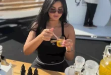 منة عرفة تتألق بإطلالة صيفية أمام الأهرامات