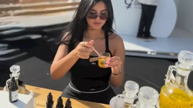 منة عرفة تتألق بإطلالة صيفية أمام الأهرامات