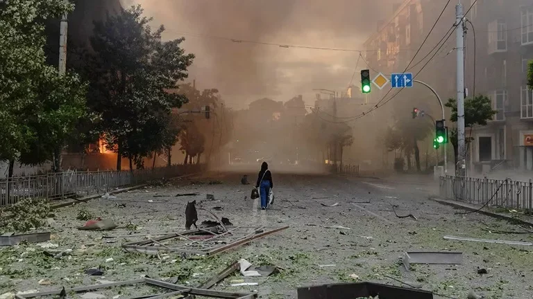 هجوم أوكراني على روسيا يسفر عن قتلى وجرحى وسقوط مسيّرات في مناطق متعددة