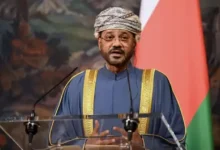 وزير خارجية عُمان يؤكد عدم تأييد السلطنة لفرض رسوم في مضيق هرمز